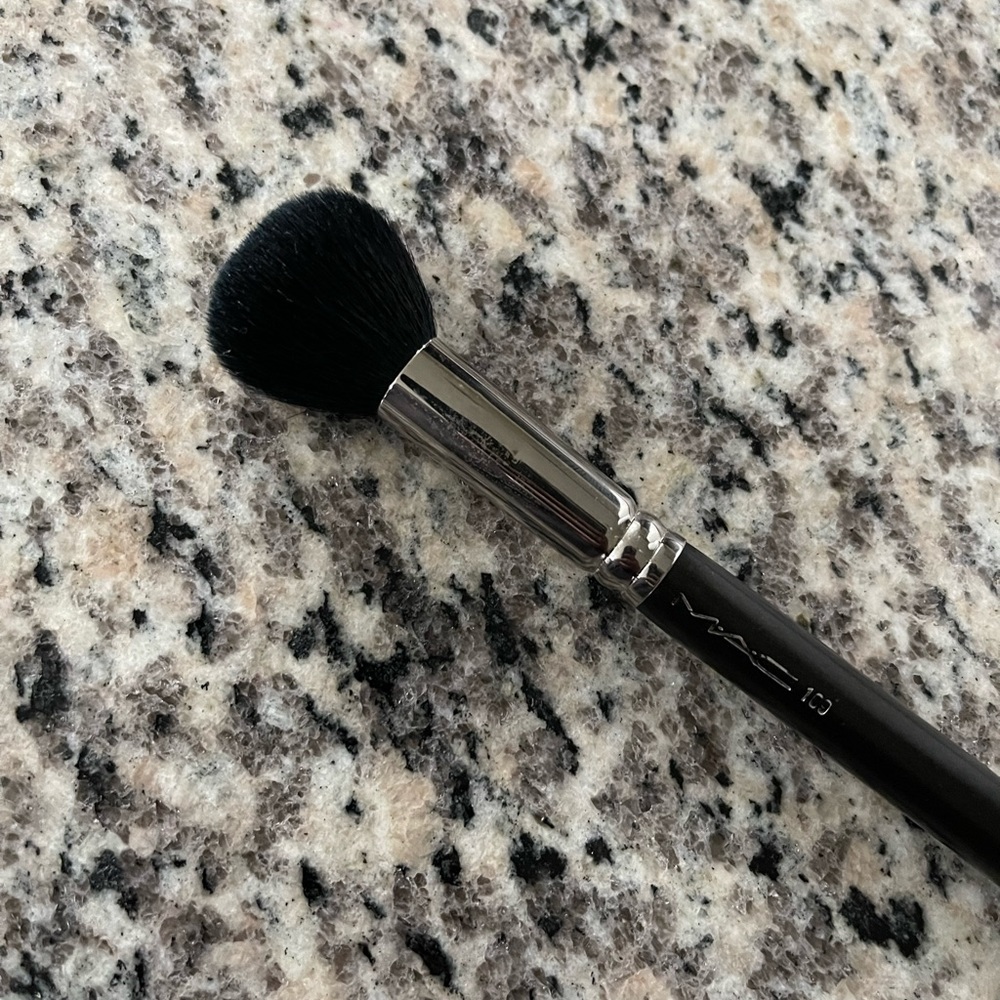 MAC 109 BRUSH. *NATURAL HAIR*